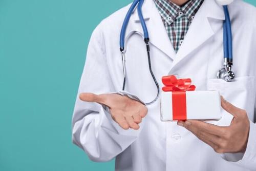 چطور برای روز پزشک یک هدیه متفاوت و خاص انتخاب کنیم؟